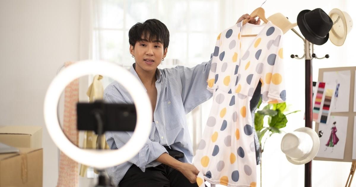 Créateur de contenu filmant avec anneau lumineux et smartphone pour développer son audience