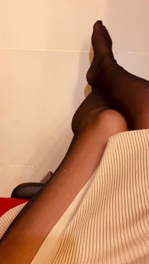 Viens me voir en pv si tu veux que j’enlève mes collants 😛😛 mon abo à 2€ encore pendant 24h 😛
