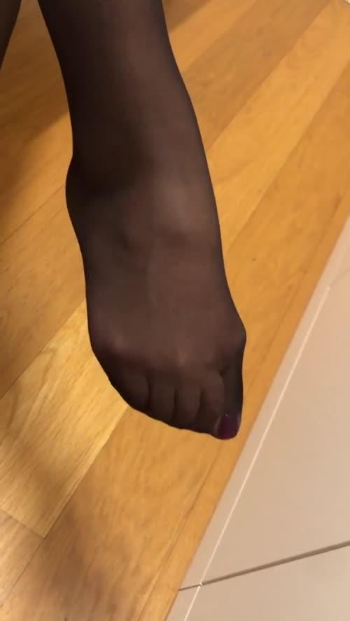 I love playing with my feet 🦶🥰