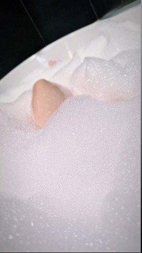🏨🛁🫧🧘‍♀️✌️😴