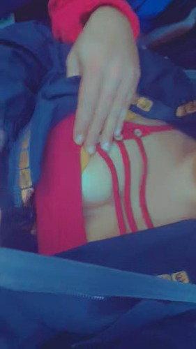 Je touche ses seins en voiture 