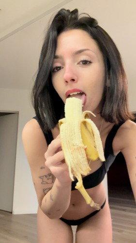 tu veux que ton se*e soit a la place de cette banane ??? Viens en dm me parler 
