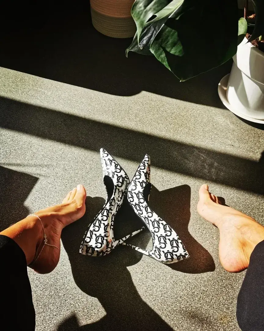 Ça fait du bien d'enlever mes chaussures après une longue journée...#pieds #piedsnus#piedssexy #feet #feetphoto #feetpic #pieds #feetphotography #prettyfeettakeover #beautifulfeetofig #sexyfeetpics #feetgang #girlfeet #perfectfeet #frenchfeet #femme #piedsfemmes