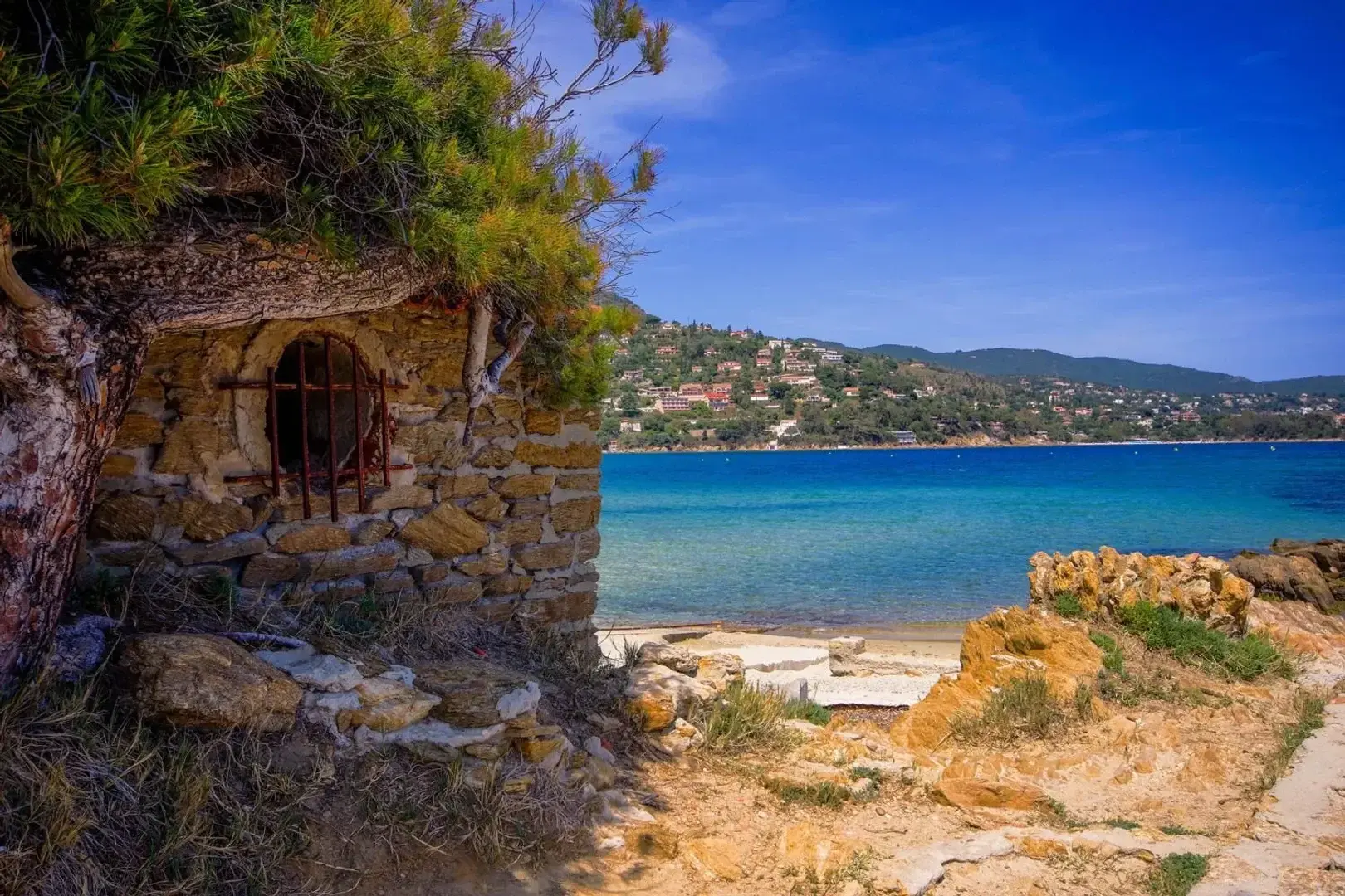 Prise de vue au début de l'été au #lavandouBeautiful colors 💙💙💙💙#southoffrance #france #sea