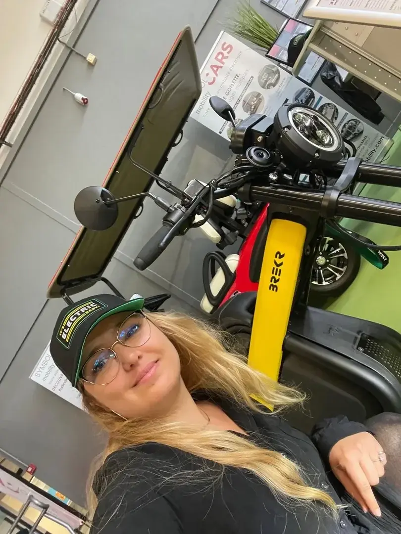 It’s electric baby!On the road again!#moto #bike #blonde #road