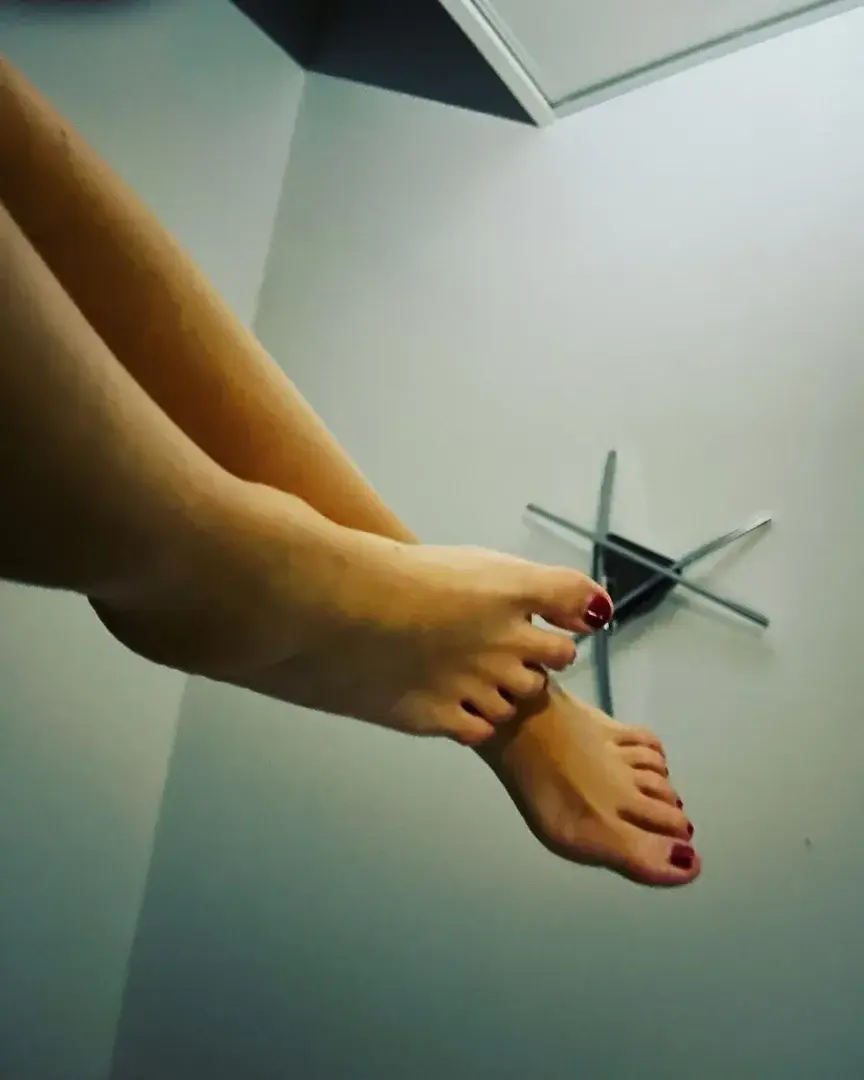 Qui viens me masser les pieds ? 🥰🥰🥰🥰