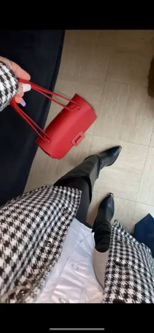 J’adore les chaussures à talons ou pas, et les sacs à main 😻😻😻