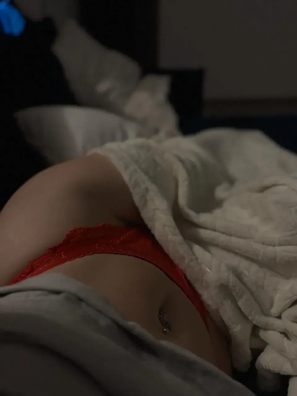 T'as envie que je descende un peu la couette hein..
