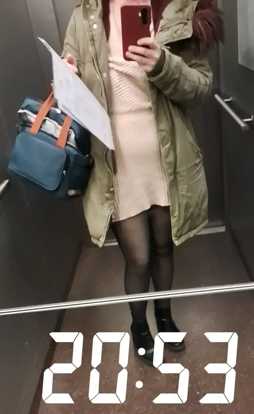 Retour d'une grosse journée de travail mais toujours sexy et bien habillée 🥰🥰