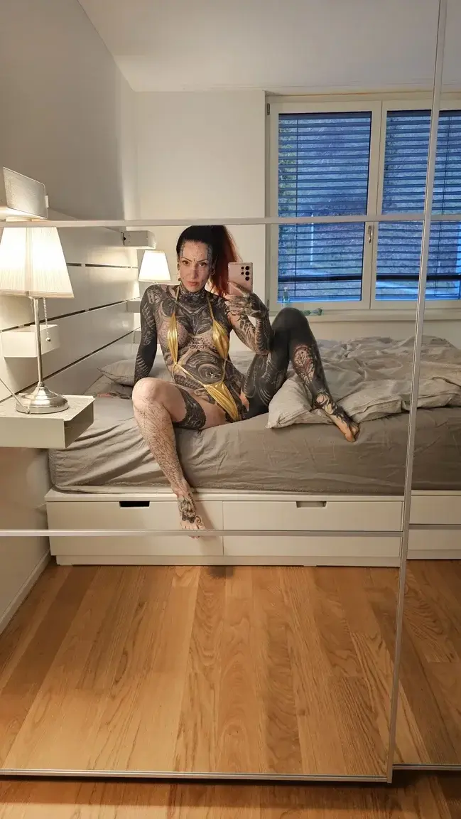 je suis chaude ce soir… abonne-toi gratuitement et viens me rejoindre en DM pour qu’on passe un moment très excitant🥵😈