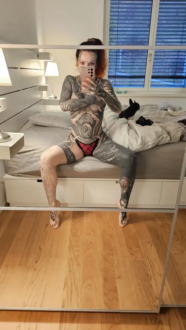Dis-moi ton fantasme le plus sale en DM. Je juge pas… j'essaie 😈 Abo gratuit