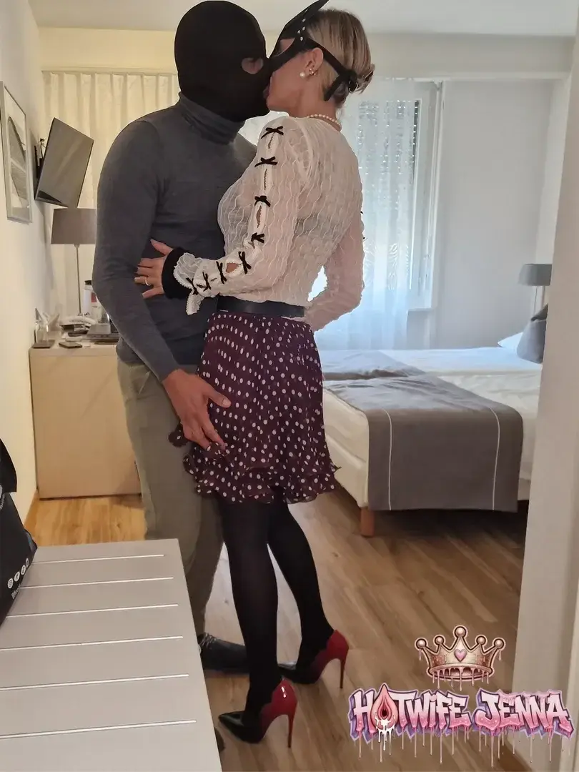 Début de mon plan Q d'hier ! Habillée en bonne petite salope bourgeoise pour exciter mon amant !