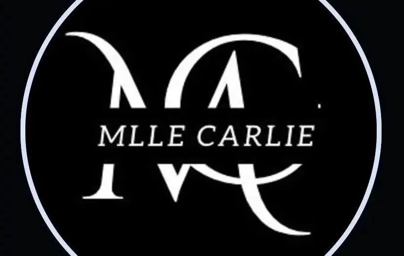 Photo de couverture de Pieds-mlle-carlie