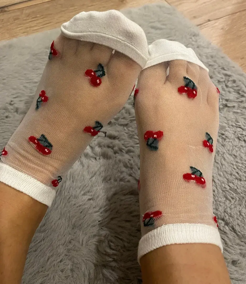 Ces chaussettes cerises sont trop mignonnes 🍒#cherry#chaussettes#socks