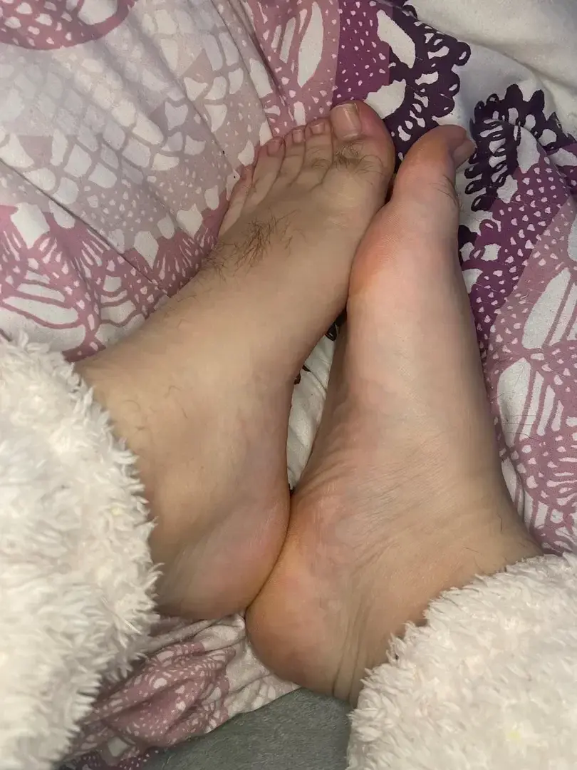 Leak & nude MYM — Licorn_n_co : « Le mode coocing d’hiver est activé.Ce que j’aime en cette saison, c’est que le froid est la meilleure des excuses pour prévoir un moment tendre, juste pour se réchauffer 😇J’adore réchauffer mes pieds avec des mains chaudes les caressants et les massants.#fetish #feetfetish #pieds » (MYM)