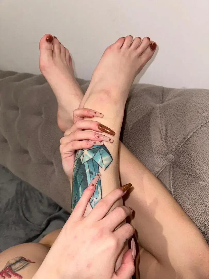 Leak public de Lola_pco — « Vous aimez les pieds ?😋 » (nude) sur MYM