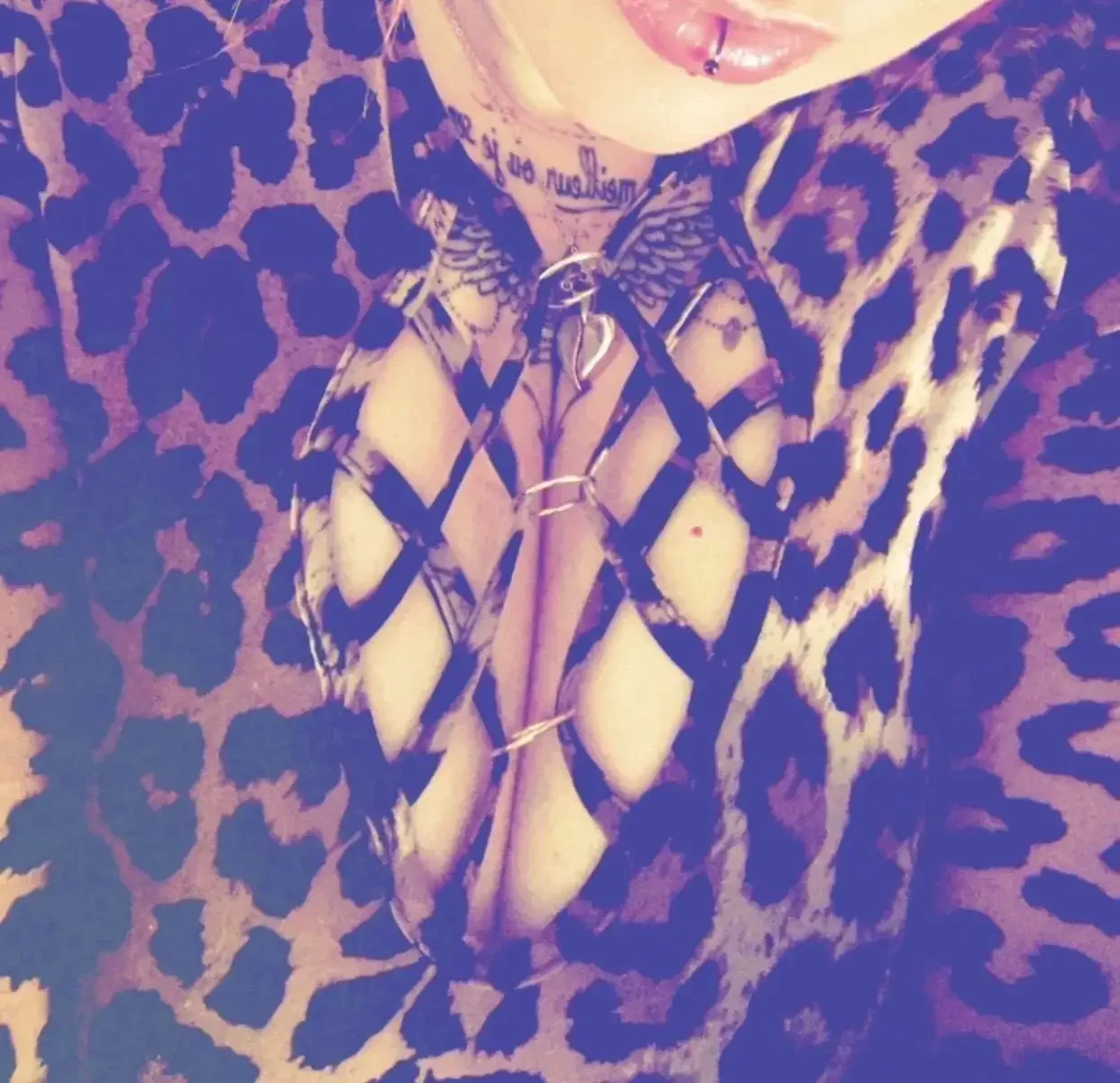 Aperçu public — Heart_angel : « Petit zoom , au cas où tu vois pas bien … 🙄❤️Petit jeu devine la couleur de mon soutif en dessous » (MYM) — pas un leak