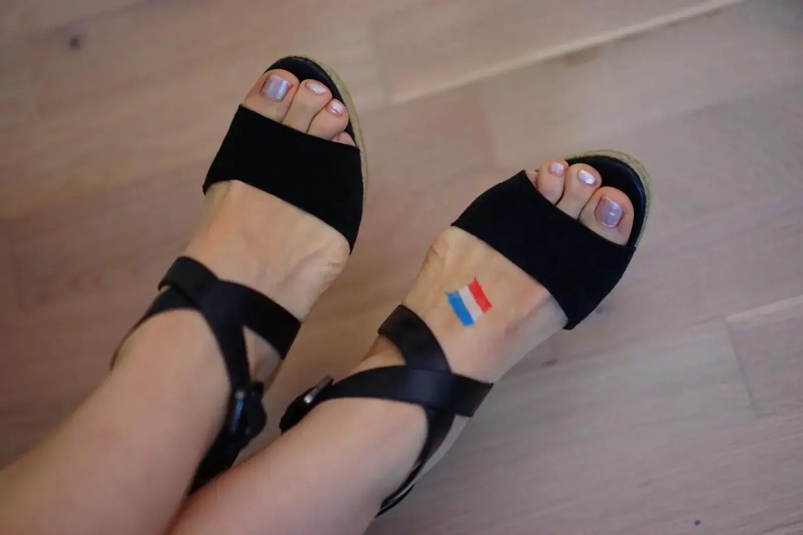 Allez les Bleus !!Vous aussi vous soutenez l'Equipe de France ?#pieds #pieds nus #sandales #pied #sexy #sensuel #drapeau #bleu #equipe de France #France #vernis #ongles