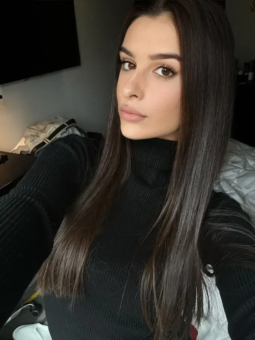 Coucou tout le monde !Je m'excuse sincèrement pour mon absence ces derniers temps. Parfois, il est essentiel de faire une pause pour se ressourcer et retrouver son équilibre.Je suis de retour, remplie d'énergie et de gratitude. Vous m'avez terriblement manqué !Pour me faire pardonner je vous offre 2 petites photos sexy (pour les 3 premiers nouveaux abonnés et pour mes fidèles abonnés )Je vous attends pour encore plus de photos et vidéos 😏Xoxo Twyla