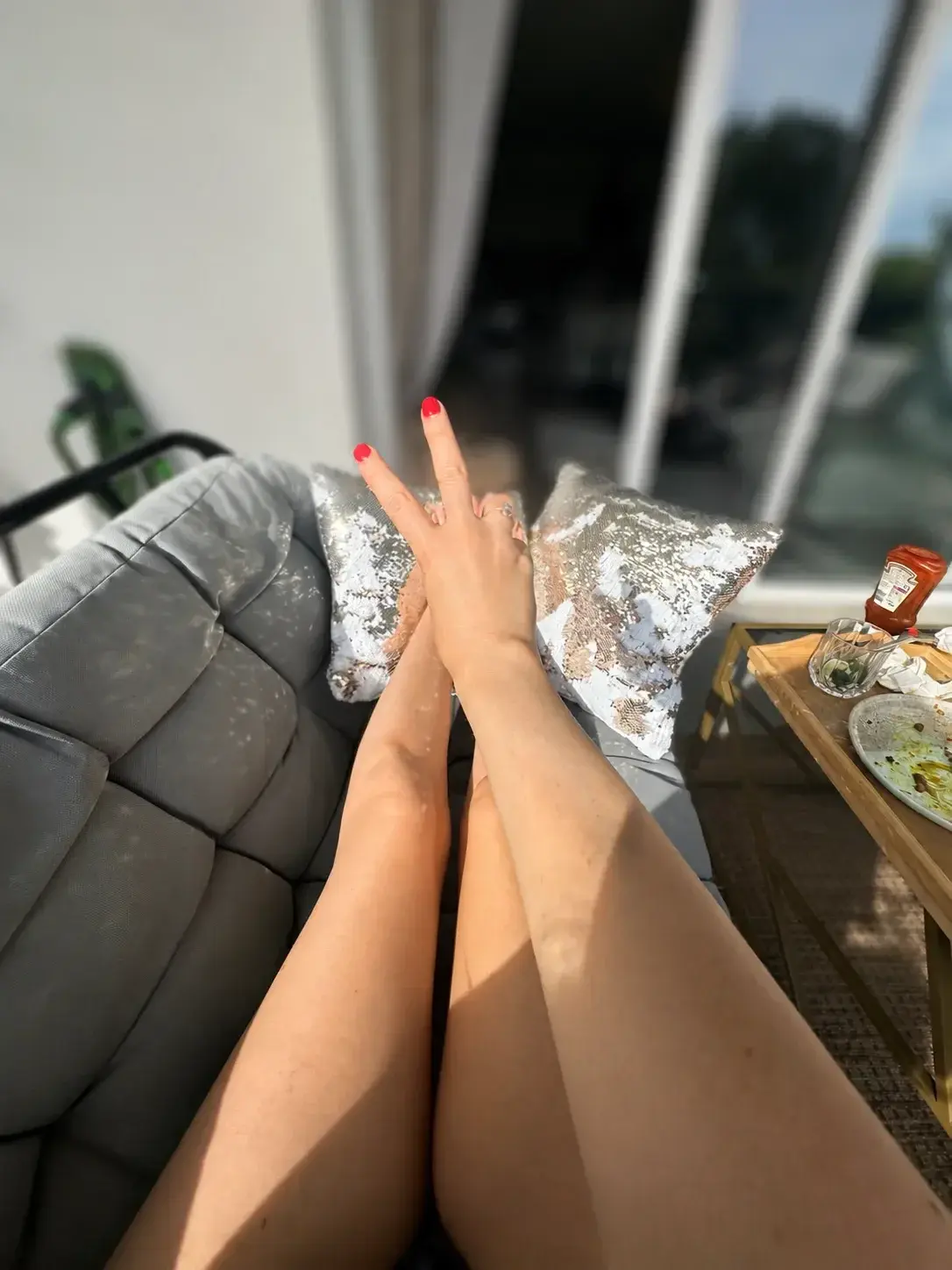 Pour les amateurs de pieds sous toutes ses déclinaisons érotiques c’est ici que tout se passe ! Je suis de retour et en pleine forme pour l’été 🦶🔥#pied #feet #fetish