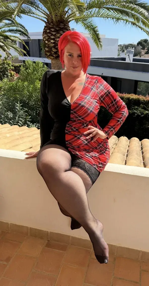Sonne auf meinen Nylons 🔥 Was macht dieser Anblick mit dir? 😏