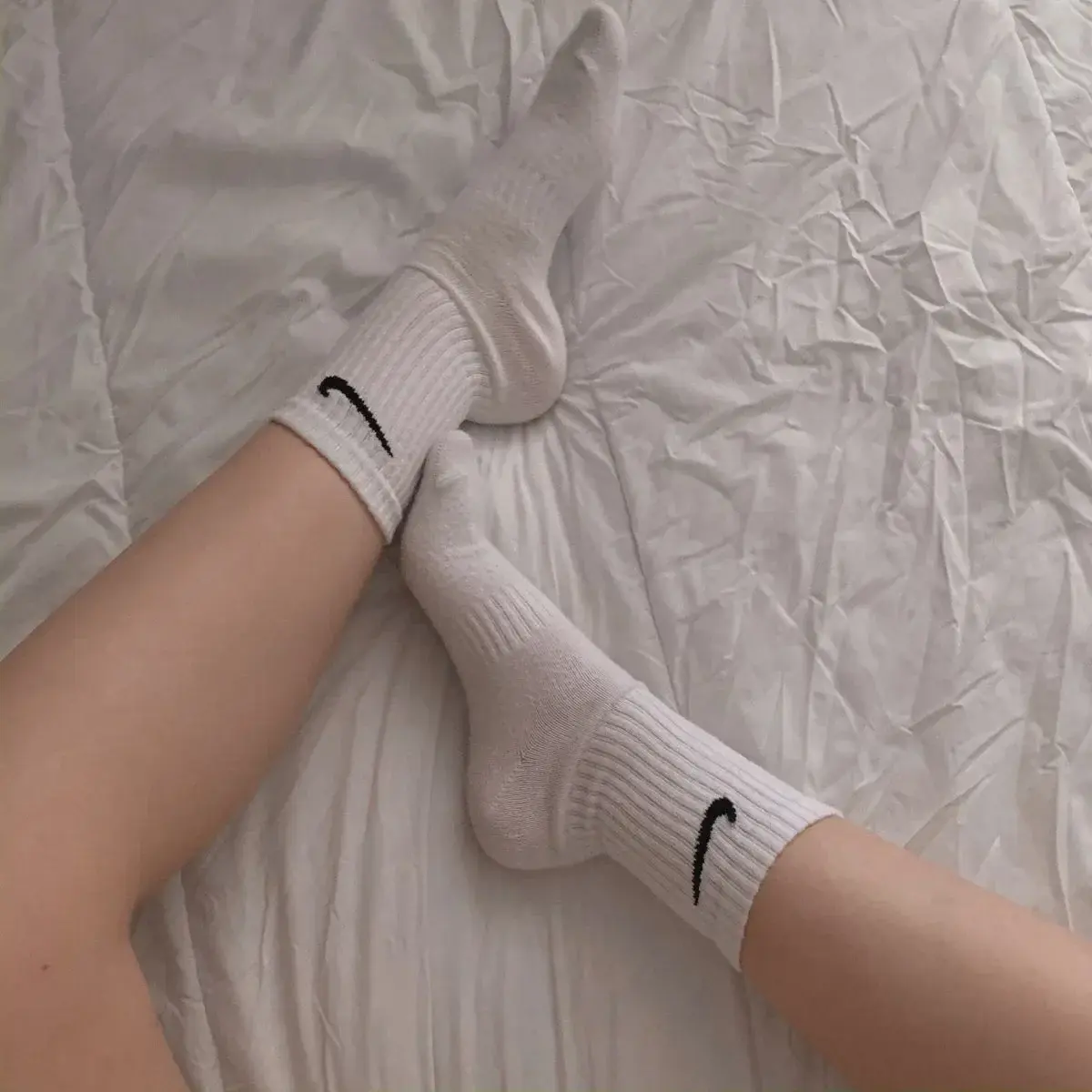 ✨Rien de mieux que mes Nike bien portées sur un lit encore chaud.Tu les préfères toujours enfilées... ou pieds nu ?👀 Abonne-toi pour voir ce qui se cache en dessous…