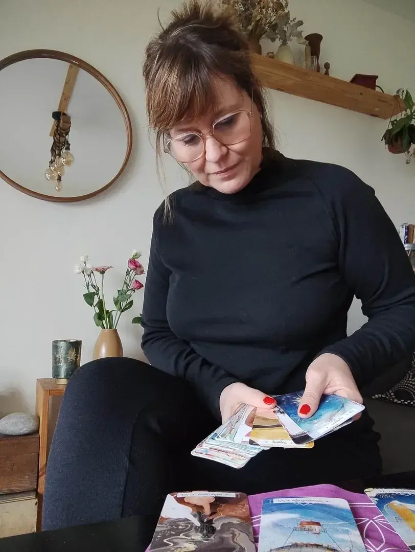 Je suis clairsentiente, c'est à dire que je reçois pour toi des messages sous forme de ressentis. Grâce à ces ressentis et à mes oracles je peux te transmettre les messages de l'Univers, de tes guides, pour répondre à tes questions et t'aiguiller. Je reçois également des messages des défunts, lorsqu'ils décident de le faire, encore une fois, dans le but de vous guider, de vous transmettre des informations sur votre présent et votre futur. Accéde à mon compte et à mes prestations 🌟