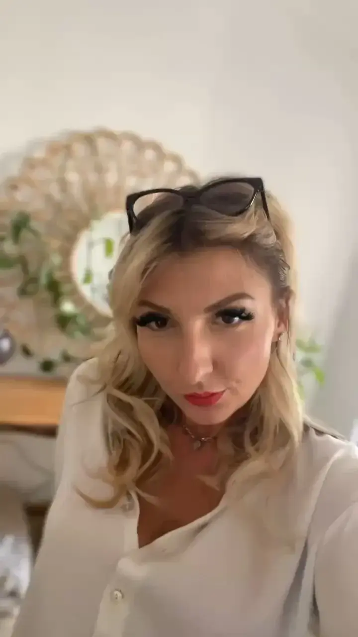 Leak & nude MYM — capucine_porno : « Ta MILF préféré 😈 viens voir mon compte, c’est gratuit » (MYM)