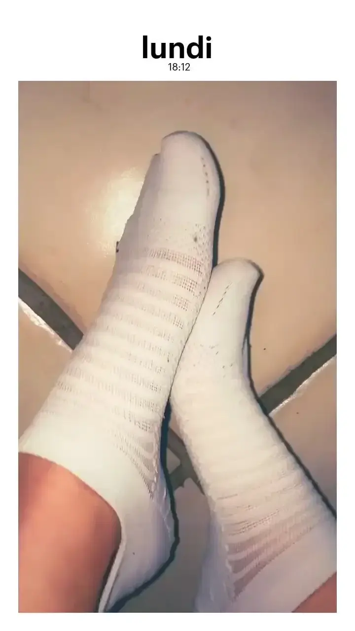 Leak & nude MYM — Lovepieds123 : « Mes petits pieds en chaussettes blanche 👣🥰😜 » (MYM)