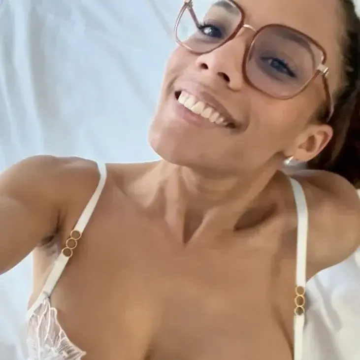 Leak & nude MYM — dianalawrence : « J’ai un peu de temps libre alors quelques messages et je trouve un nouveau petit casse croute à me mettre sous la dent, il m’a défoncé comme je le mérite, une bonne grosse chienne c’était rapide et efficace j’adore ce genre de plan j’en veux encore et encore alors manifestez vous 😏🥵 » (MYM)