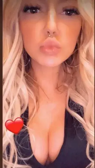 Que penses tu de mon décolleté ? N'hésite pas à me donner ta réponse en Message Privé.Tu peux en découvrir beaucoup plus dans ma partie privée.Qu'aimerais tu que je réalise comme photos , selfies et vidéos ?Dis moi comment je peux TE faire plaisir