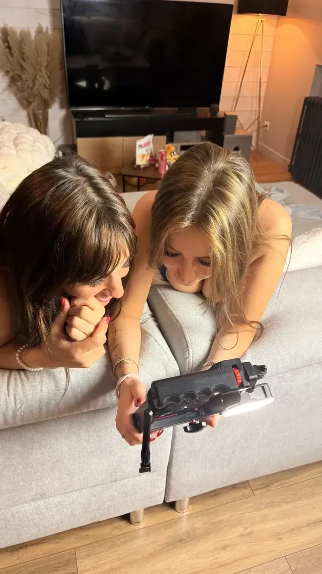 Comment te dire qu’on s’est revu et qu’on t’a encore préparé les vidéos de folieIl semblerait que tu adores nos trio, alors on a envie de se voir quasiment tous les deux mois pour t’offrir beaucoup de vidéos de baise torride 🥹🤭D’ailleurs demain as-tu envie d’une vidéo de nous trois ? Ça te ferait plaisir ? 🙄😝😝