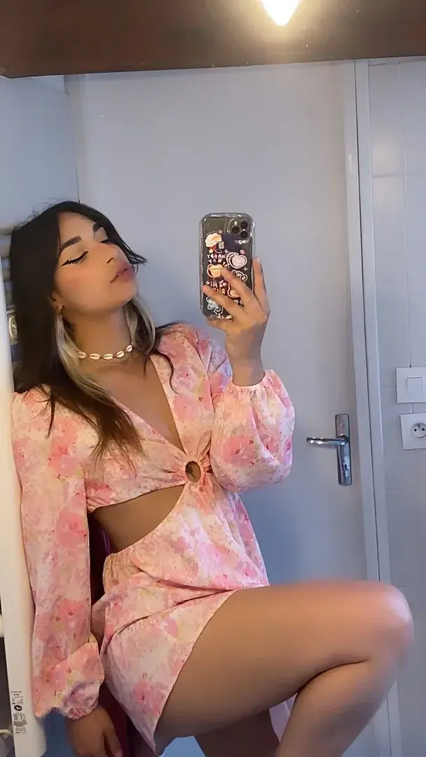 Leak & nude MYM — _aphrodita : « Utilise le code LOVE à l’abonnement et écris-moi en privé pour activer ta surprise 😘 » (MYM)