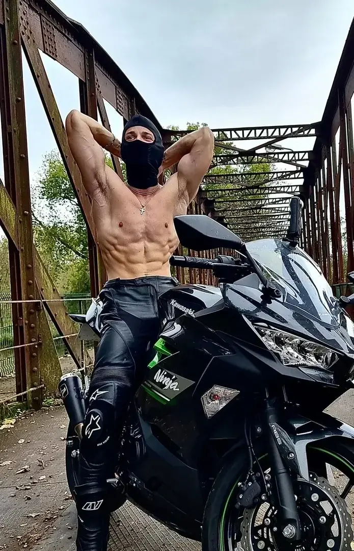 Un tour en moto 😏🏍️