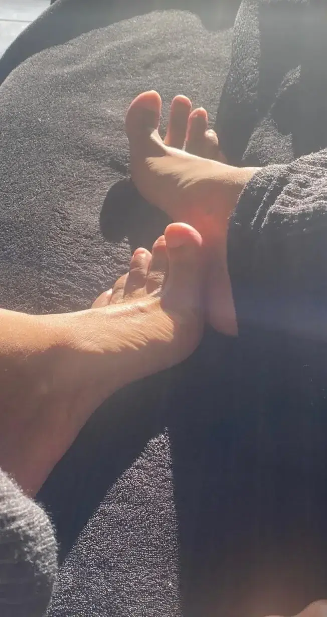 Hello world 🌍#NaturalToes #Feetlovers #Feet #Mymfans
