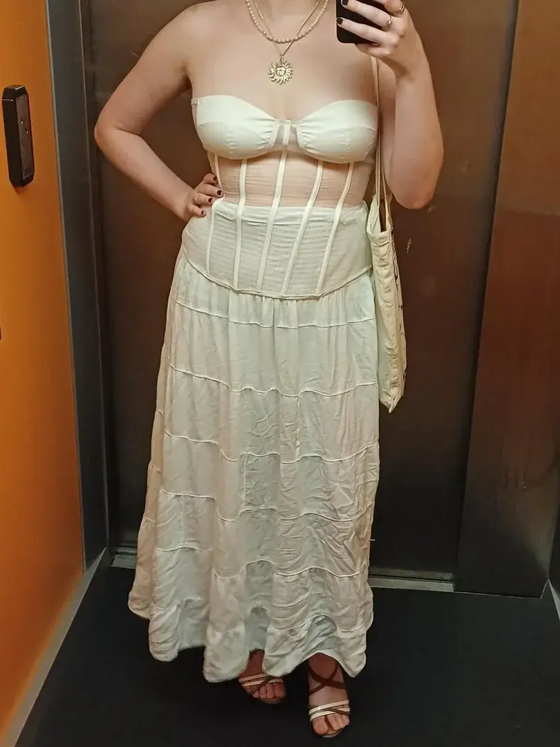 Me voici dans un corset très serré blanc, je le trouve assez sexy, la prochaine photo de postée sera un media floutée. Tu sais ce qu'il reste à faire pour pouvoir la voir ^^