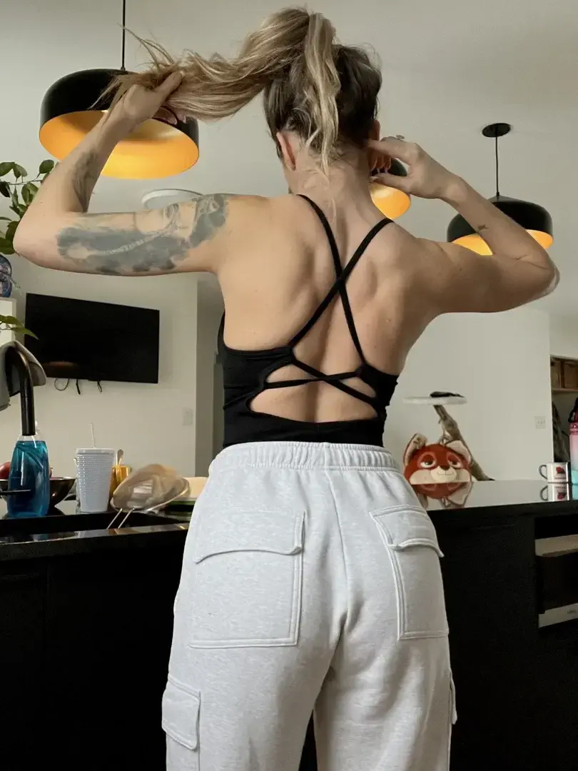 Leak public de Happylifecanada — « My back ❤️ » (nude) sur MYM