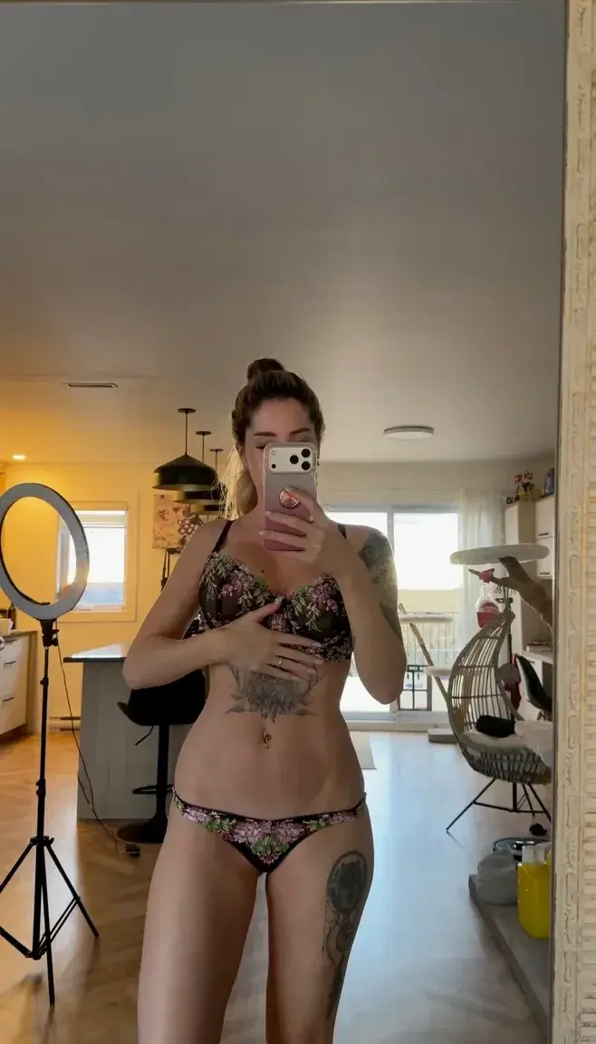 Je suis d'humeur très joueuse. Mon abonnement est totalement gratuit, rejoins-moi en DM pour découvrir ce que je te réserve🥵