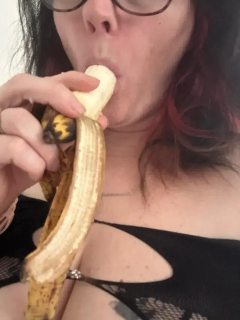 Humm une bonne banane dans la bouche 💋 #grosseins