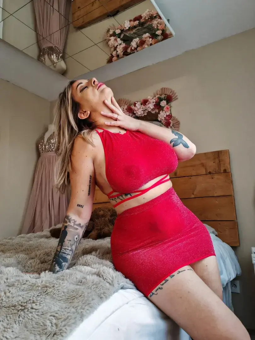 Entre en immersion dans mon intimité du soirA pas de velours je me glisse sur le lit et tire le drap qui recouvre ce que j'adore : SA QUEUEJE T'IMAGINE ASSIS AU BOUT DU LIT À NOUS REGARDER ...