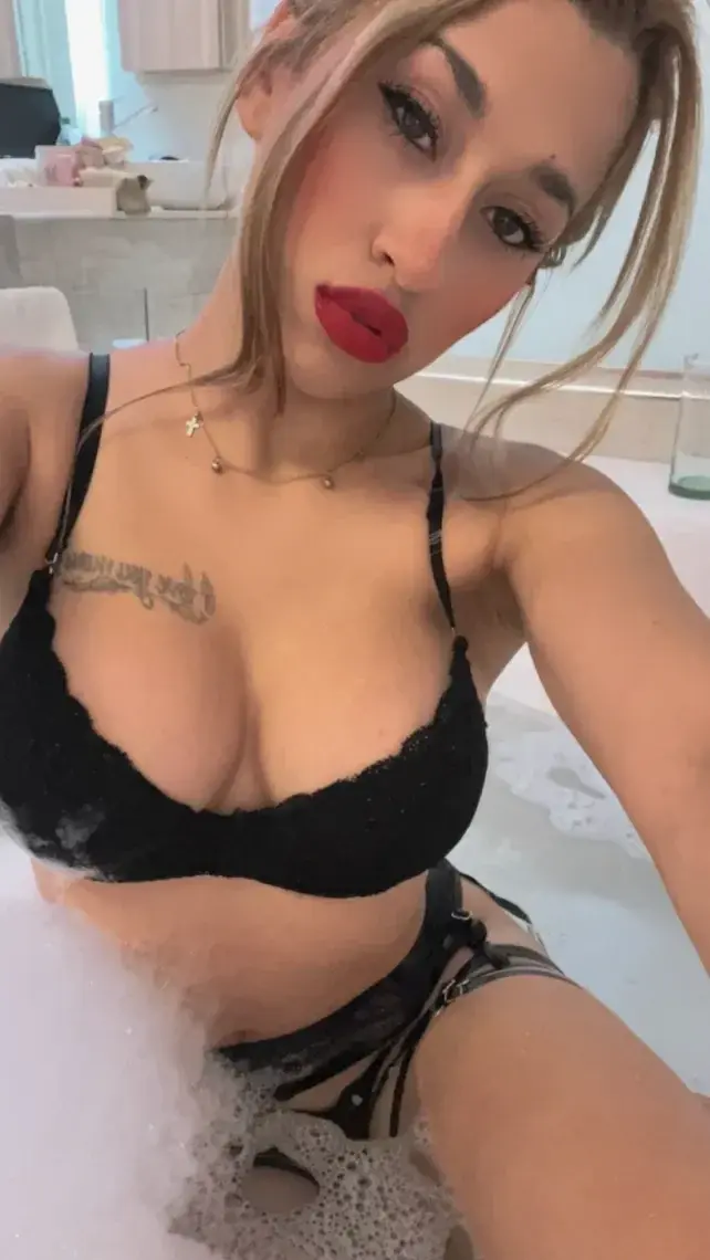 Est-ce que ta bite devient plus dure quand tu me vois ? 😈