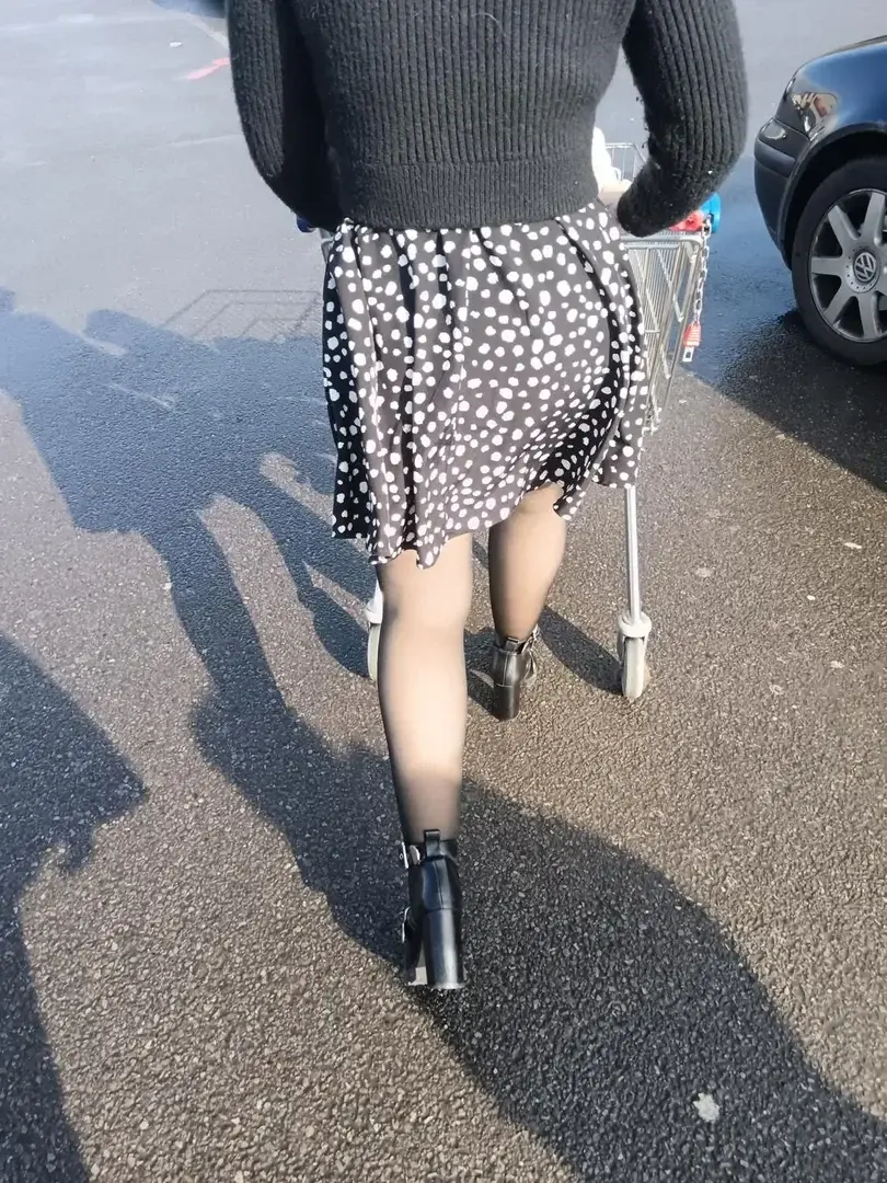 Cette après midi c'est shopping, et tu pense bien que je suis nue sous cette Robe
