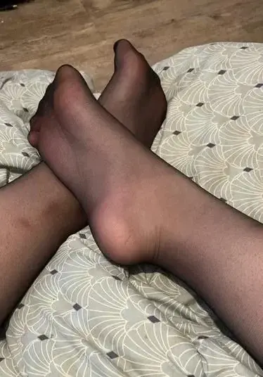 Vous êtes nombreux à me demander des photos de mes jolies pieds les voici encore 💥💄