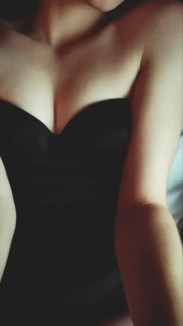 Après la douche en petite robe noire