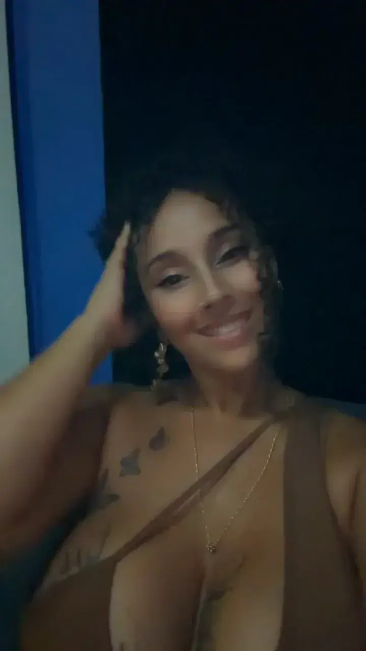 J’adore quand on voit ma grosse chatte à travers ma culotte ça m’excite 😻💦