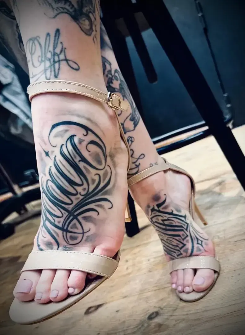 Que penses-tu de mes pieds avec leurs nouveaux Tattoos ?Je trouve cela tellement sexy