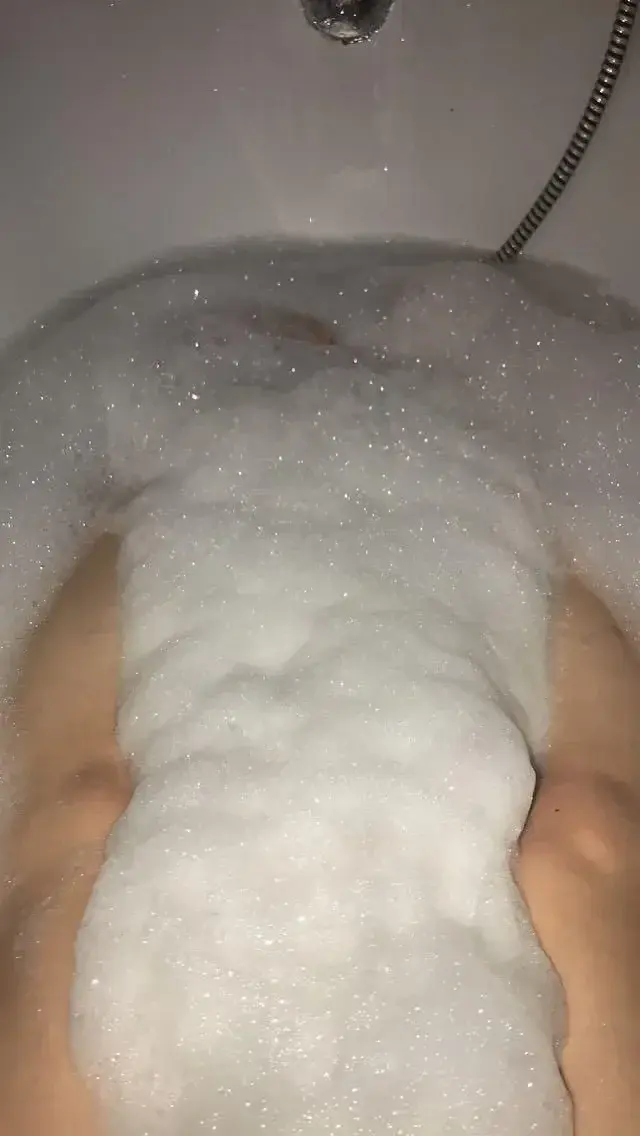Pour d’autre photos dans le bain abonnez-vous 🥵