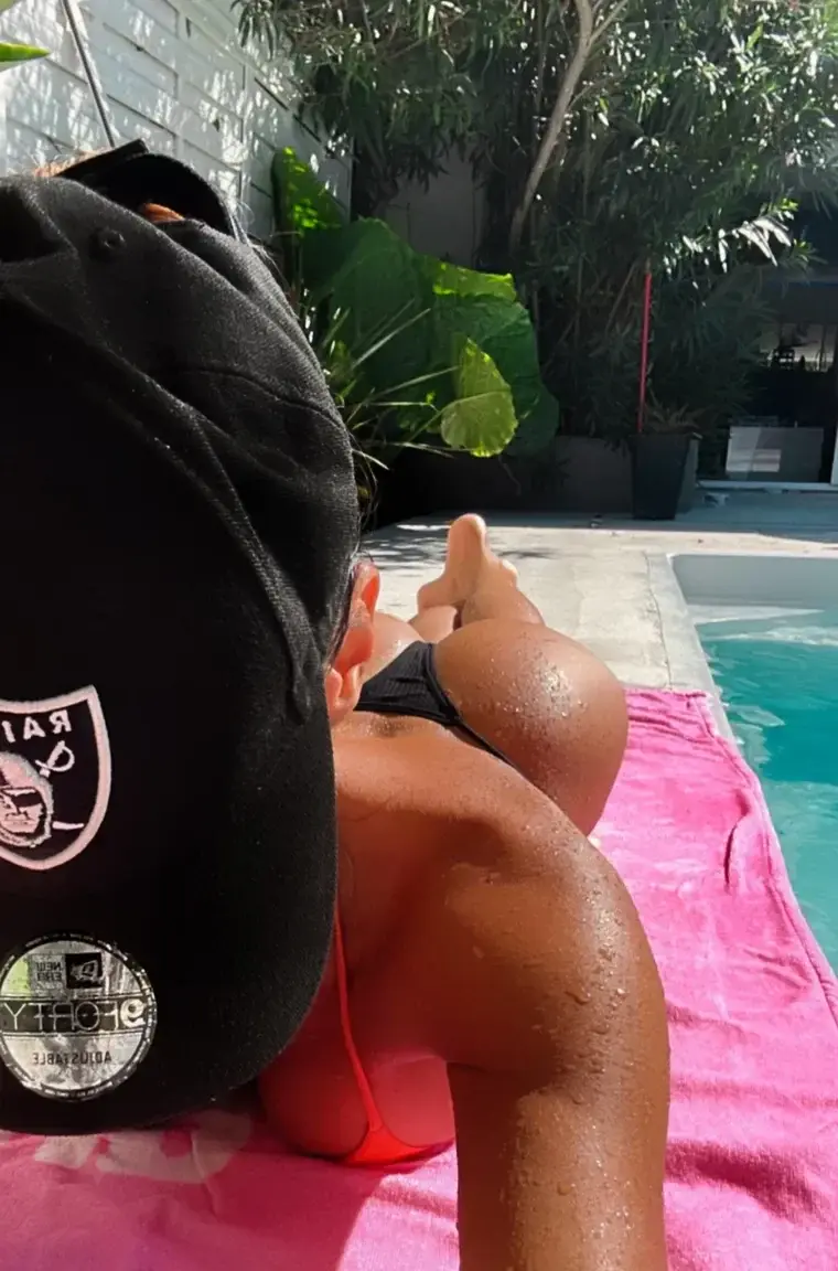Leak & nude MYM — Carolineclnfit : « Vivement l’été 🥲😋🍑☀️ » (MYM)