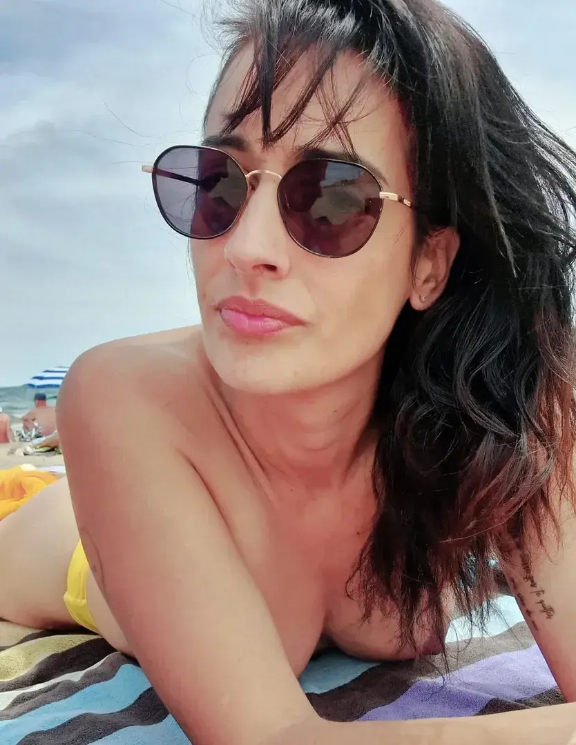 Pause soleil, peau dorée et regards brûlants.Juste un bikini qui joue à cache-cache… et moi qui ne cache rien.Tu regardes... ou tu plonges ? ☀️🔥#Chaleur #SummerTease #JustMeAndTheSun