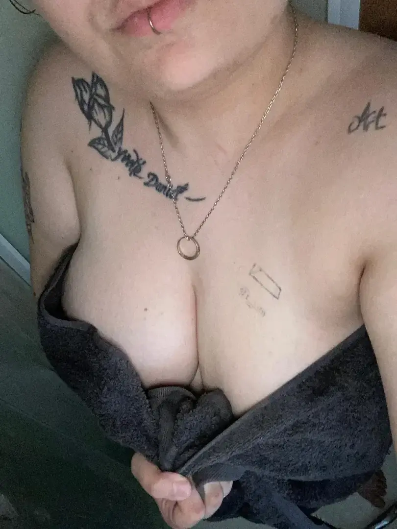 Tu veux me voir sous la douche alors abonne toi#douche #hot #serviette #chaude
